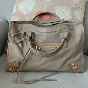 Balenciaga city bag. In grey color